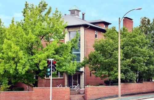 Lindenwood Park Condo | Sleep 14 guests 3,400 sqft 5 Bedroom condo Near The Hill, ForestPark,TedDrewes