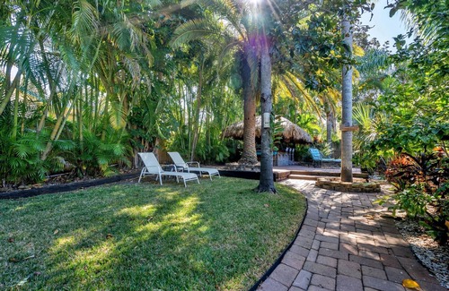 Largo House | SLEEP 16, Heated Pool, Tiki, 5 min to Beach, Kayak