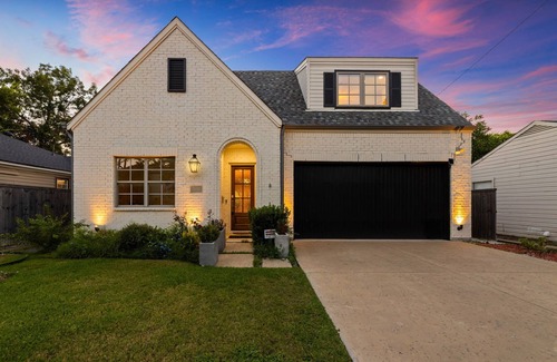 Dallas House | Sleep 16 - Mini Golf-Patio-Arcade-Pool Table & Fun - DAL - Easy Airport Access