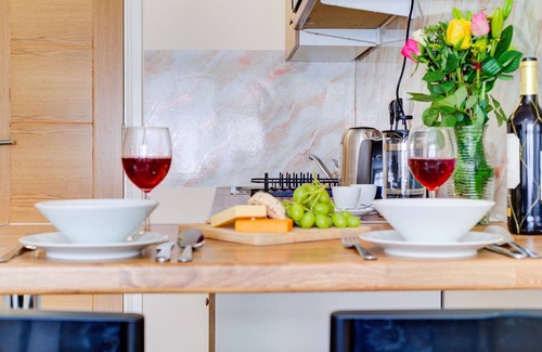 Ponders End Apartment | Sleep-2 Studio-Free Parking, Pet-Tottenham Stadium