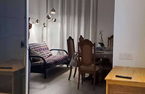 Vaughan Condo | Sleep 3 in New Condo subway & Vaughan buses terminal Wonderland York University