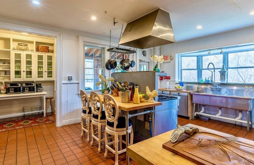 Manchester Center House | Sleep 34 in HUGE VT Mansion! 15 bedrms/12 bath: Ski, weddings, family reunions, Yoga, corporate, Dogs loved