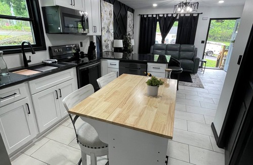 Clarksville House | Sleep 7, Park 6 trucks, hot tub, pet , 3 min to FM Arena /ASPU/food/shops