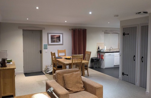 Penrith Cottage | Sleep 8, disabled access with onsite swim pool, gym & restaurant. Late bargain