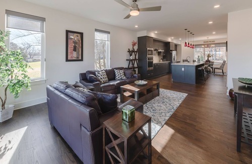 Hermitage House | Sleep 8 on Central! Conveniently Located!!! 3 bed 3 1/2 bath Townhome.