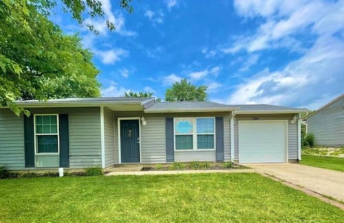 Acton House | Sleep 9! 15 min to Downtown Indy, 3 bd 1.5 Ba