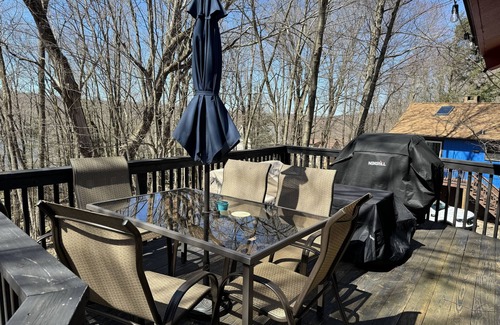 Lake Ariel Cottage | Sleep in a Treehouse!