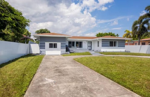 Golden Glades House | Sleep in your own bed ! Spacious 4/2 Pool home in beautiful North Miami Beach