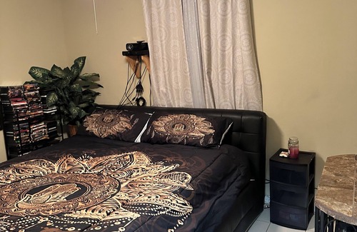 Kenner - Louis Armstrong International Airport House | Sleep N Stay inn. Saint Rose, La. 3 mins to airport. 15 mins , metro New Orleans