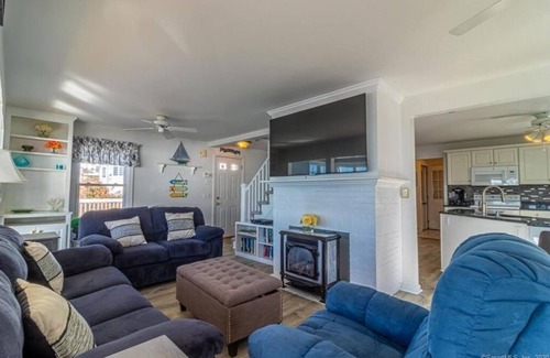 Niantic House | Sleep to the sound of the waves. Watch the sun set from the deck! Secluded beach