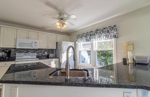 Niantic House | Sleep to the sound of the waves. Watch the sun set from the deck! Secluded beach