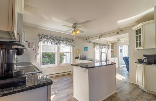 Niantic House | Sleep to the sound of the waves. Watch the sun set from the deck! Secluded beach