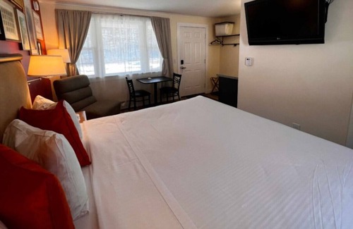 Woodstock Hotel | Sleep Woodstock - Dog Friendly King Suite