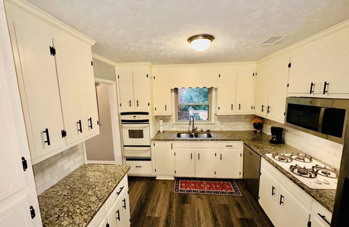Acworth House | Sleep10Newly Reno vacation Home in Acworth!
