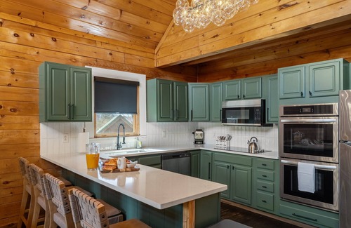Sevierville Cabin | ~sleep22~arcade-golf-comm.pool-bunks-1.7mi to pkwy