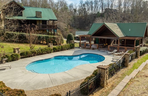 Sevierville Cabin | ~sleep22~arcade-golf-comm.pool-bunks-1.7mi to pkwy