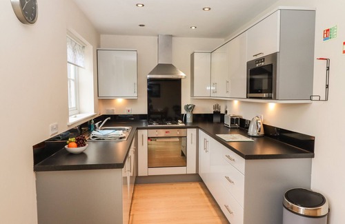 Filey Cottage | SLEEPER COTTAGE, pet friendly, with pool in Filey