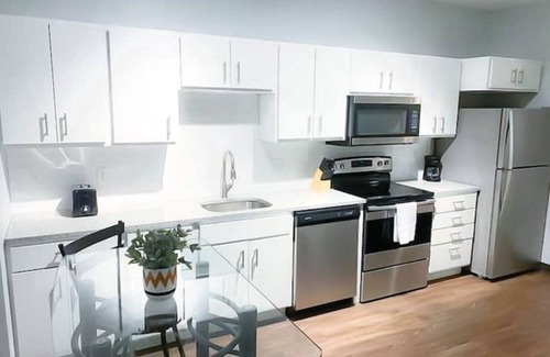 Des Moines Apartment | Sleepover: Airy 1BD/1BA - Downtown Des Moinesn