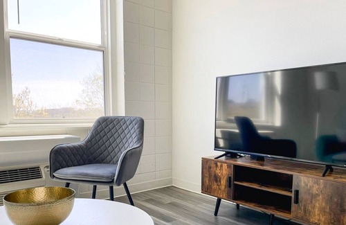 Corryville Apartment | Sleepover: Elegant 1BD/1BA + Gym - Downtown Cincinnati