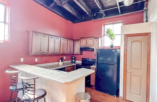 Springfield Apartment | Sleepover Extraordinary 2BD/1BA + Parking - Downtown Springfield