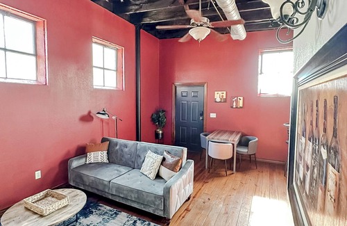 Springfield Apartment | Sleepover Extraordinary 2BD/1BA + Parking - Downtown Springfield