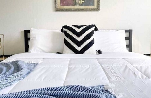 Corryville House | Sleepover: Luxurious 1BD/1BA + Gym - Downtown Cincinnati