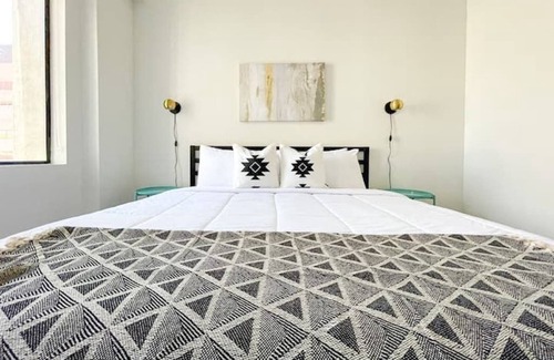 Downtown Kansas City Apartment | Sleepover: Rare 1BD/1BA + Gym & View - Downtown KC