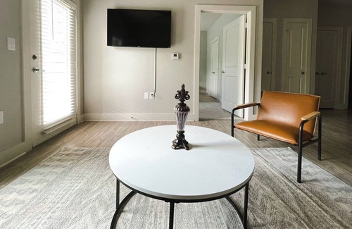 Rock Creek Apartment | Sleepover: Stunning 1BD/1BA + Gym - Little Rock