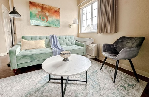 Wichita Apartment | ​​Sleepover: Urban 1BD/1BA - Downtown Wichita