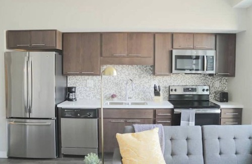 Downtown Des Moines Apartment | Sleepover : Vibrant Studio + Gym - Downtown Des Moines