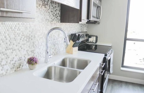 Downtown Des Moines Apartment | Sleepover : Vibrant Studio + Gym - Downtown Des Moines