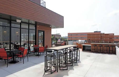 Downtown Des Moines Apartment | Sleepover : Vibrant Studio + Gym - Downtown Des Moines