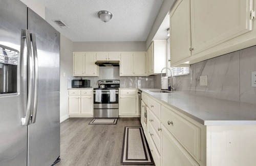 West Arlington House | Sleeps 16 Budget-Friendly Spacious Haven