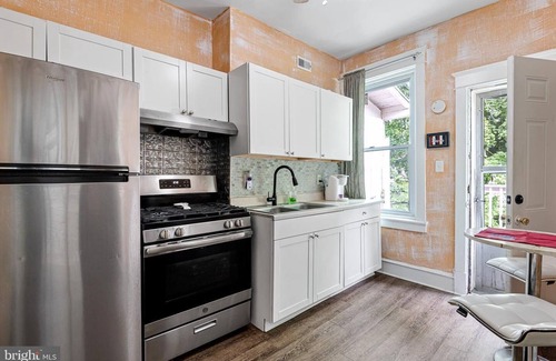 Wilmington House | Sleeps 10, 5 BR 2BA, 5 beds 1King + 4Queen, perfect for long stays