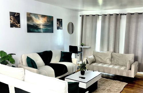 Ironbound District Apartment | Sleeps 10+. Close to NYC. Stylish 3-bedroom 2-bath unit. 8mins from EWR
