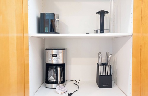 Surrey House | Sleeps 10 close to skytrain king bed