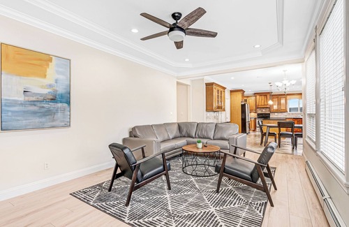 Surrey House | Sleeps 10 close to skytrain king bed
