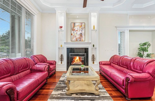 Surrey House | Sleeps 10 close to skytrain king bed