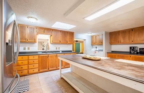 Odessa House | Sleeps 10 | Karaoke Bar+Poker Table | Game Lounge