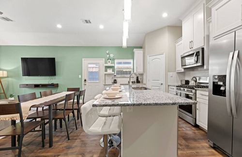 Fort Worth House | Sleeps 10+KingBed+Backyard+Stockyards+Free Parking