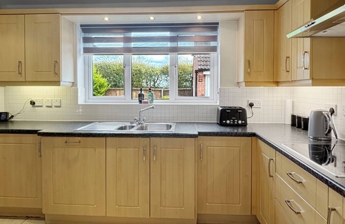 Newark House | Sleeps 10 Large 5 bed house in Village location with garden & driveway!
