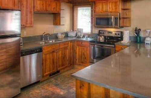 Baldy Mountain Resort | Sleeps 10 | Lux Resort | Concierge | Fireplace