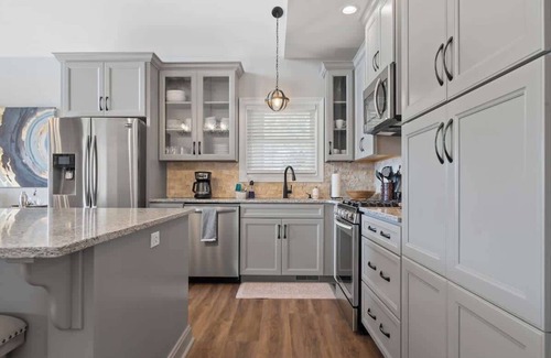 Milledgeville House | Sleeps 10, Paddleboards, Canoe, Pool Table + More!