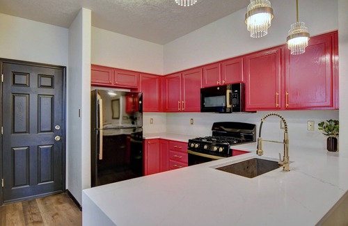 S Y Jackson House | Sleeps 11! Mountain View’s. Fully renovated 4 Bedroom 3 Full Bathroom.