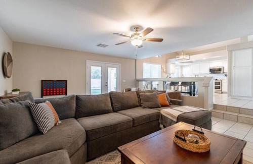 Cobblefield House | Sleeps 11 with pool and putting green!