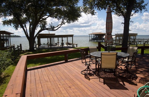 West Livingston House | Sleeps 12, 4br, Lakefront, firepit, boat lift, fish station, & panoramic views