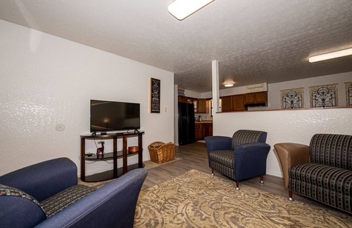 Karns House | Sleeps 12 - Ask about 6-month+ Discounts.
