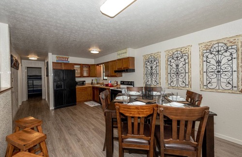 Karns House | Sleeps 12 - Ask about 6-month+ Discounts.