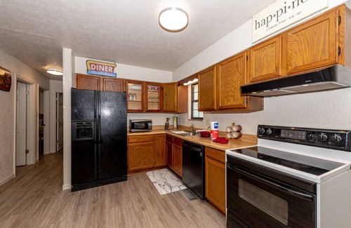 Karns House | Sleeps 12 - Ask about 6-month+ Discounts.