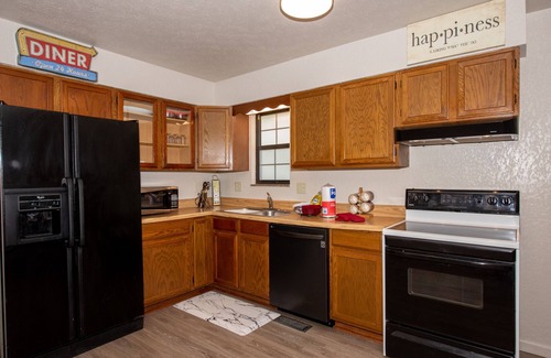 Karns House | Sleeps 12 - Ask about 6-month+ Discounts.